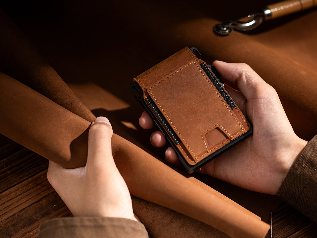 Why a Modern Leather Wallet Shouldn't Feel Like a Gadget？